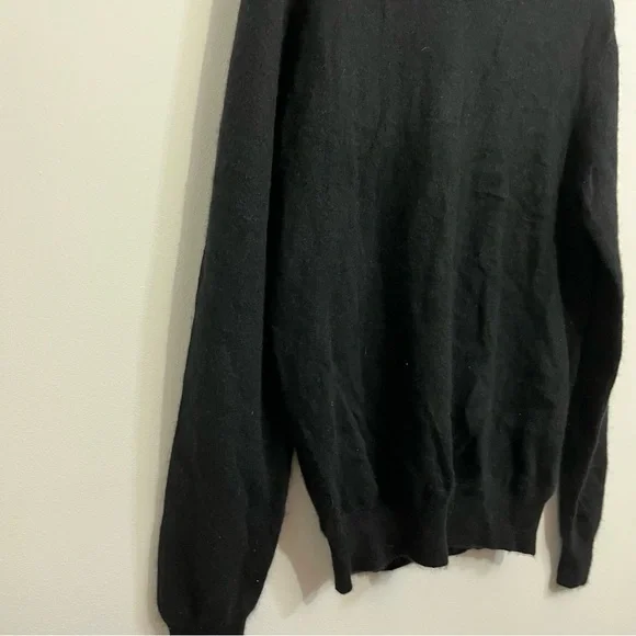 Men’s cashmere sweater in black by Club Room is like new Size Small.